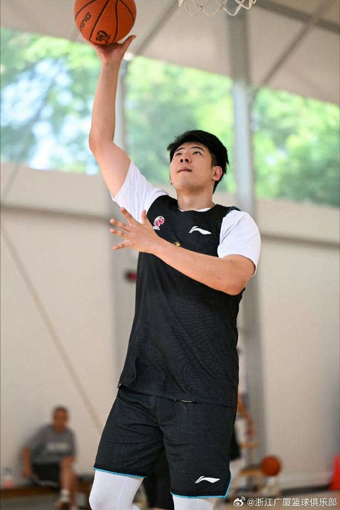 广厦男篮发布备战花絮；清晨止住颓势；意甲任务艰巨；纪律约束更严格的简单介绍